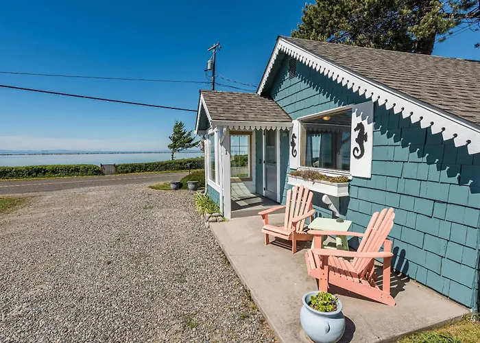 Juan De Fuca Waterfront Hotel & Cottages