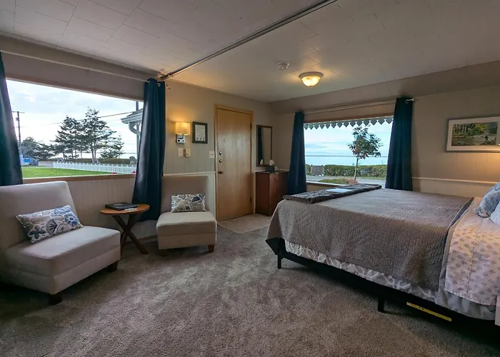 Juan De Fuca Waterfront Hotel & Cottages